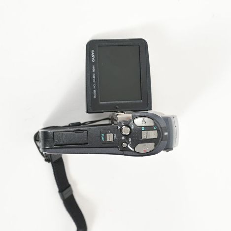 sanyo-xacti-vpc-hd2-720p-hd-camcorder-7-1mp-battery-charger