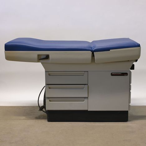 Midmark-404-Medical-Exam-Table-w/-Storage-Drawers-&-Power-Outlet