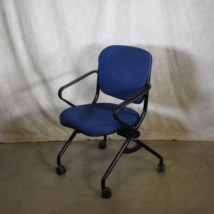 KI Torsion-on-the-Go! Folding Chair Blue Fabric with Arms with Wheels