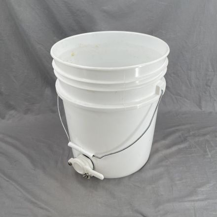 Paragon Bucket with Gate Valve White Plastic With Handles Stackable